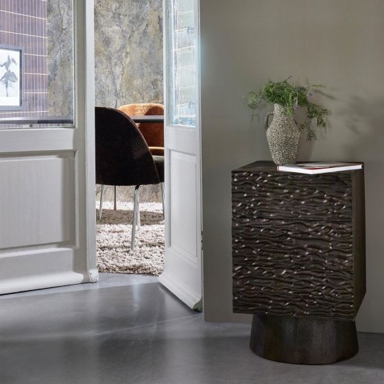 Crumble carved nachtkastje met lades mangohout - walnoot